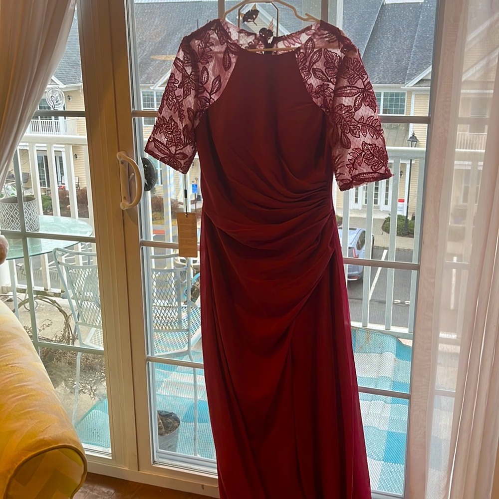 JJ’s House Evening gown NWT. Color Mulberry